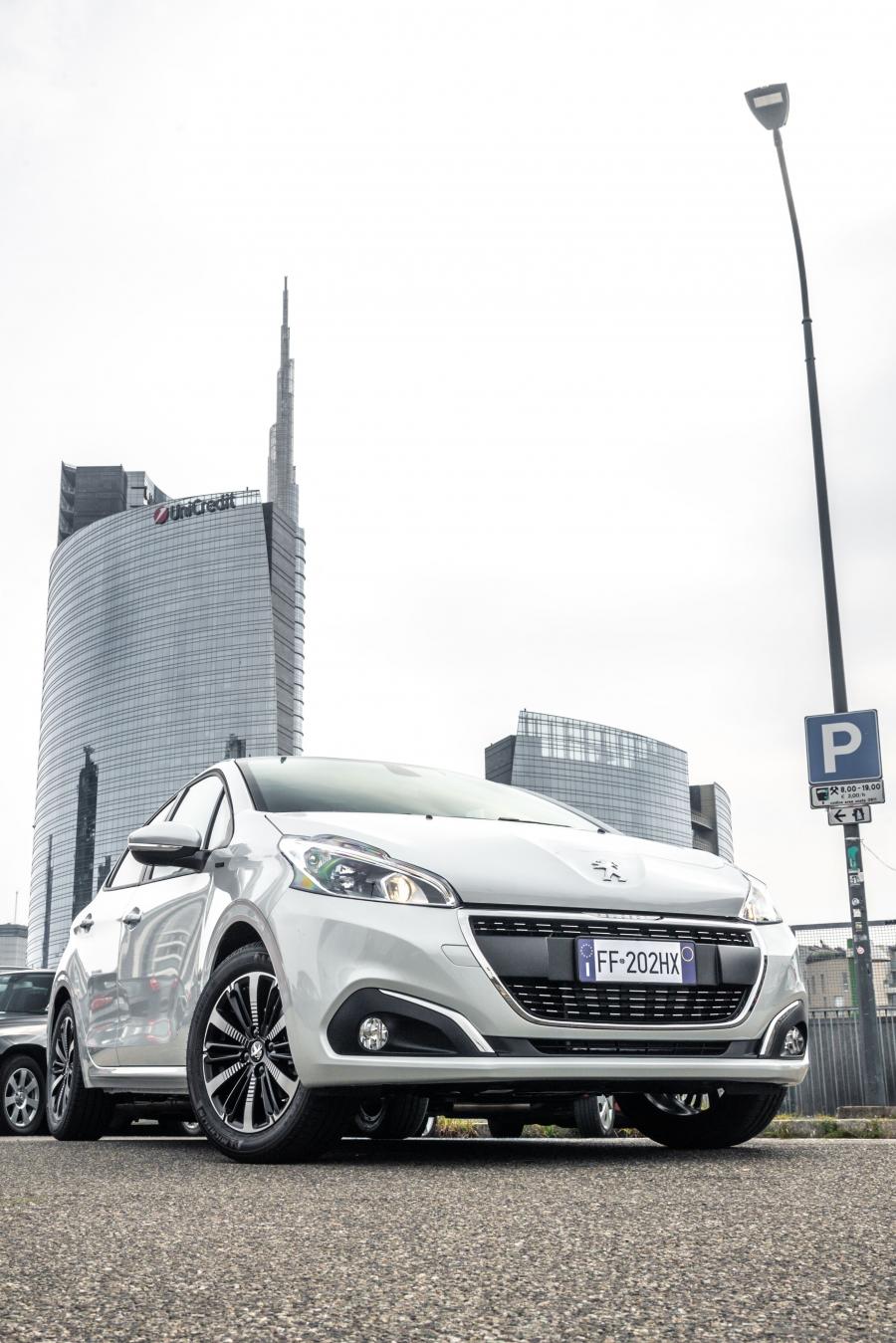  Peugeot 208 Signature 2018 года  (фото 3 из 17)